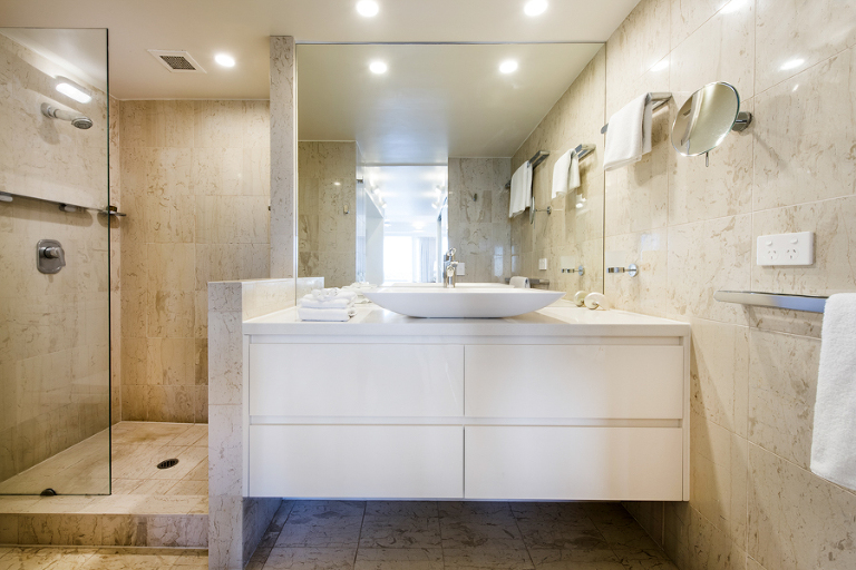 airbnb photography for Noosa penthouse apartment, stays style photography for executive penthouse apartment, Interior design photographer phill jackson Noosa