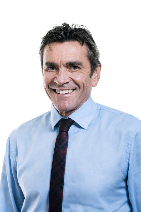 corporate head shots, head & shoulder portraits , Head shots noosa, phill jackson noosa corporate head shot photographer.